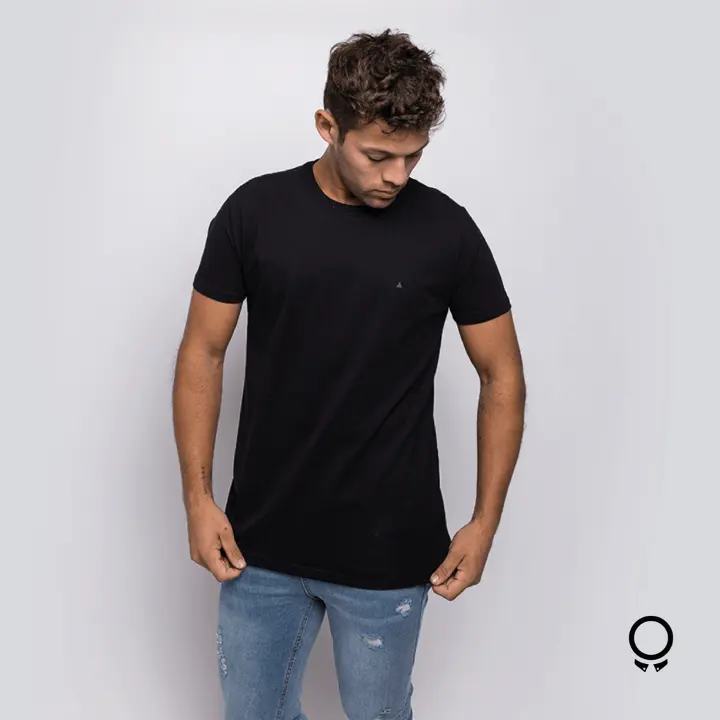 Remera Liberato Basics Regular Fit Negro Logo Al Tono