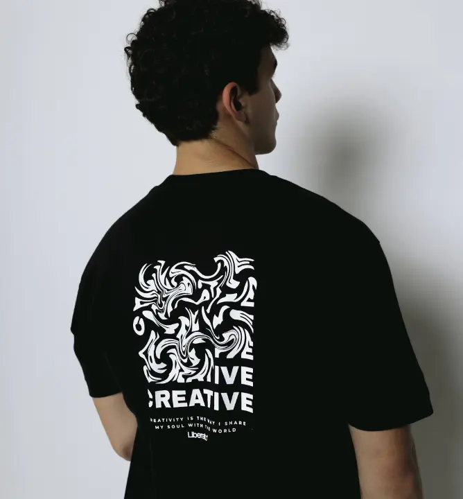Remera Liberato Oversize Negra Creative