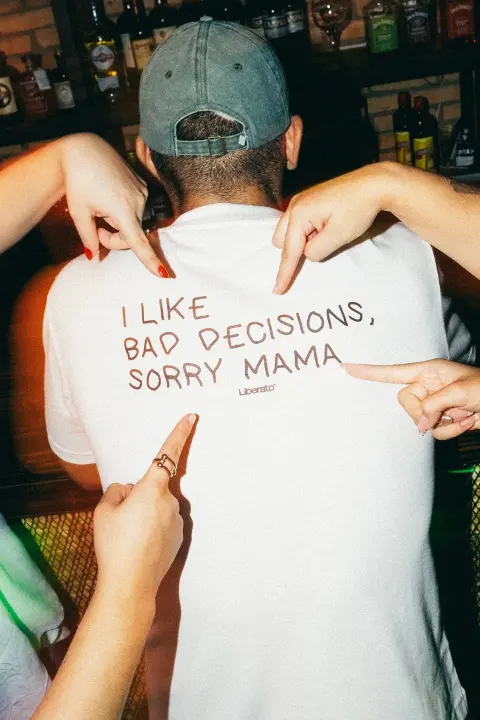 Remera Liberato Oversize Blanca I Like Bad Decisions Sorry Mama
